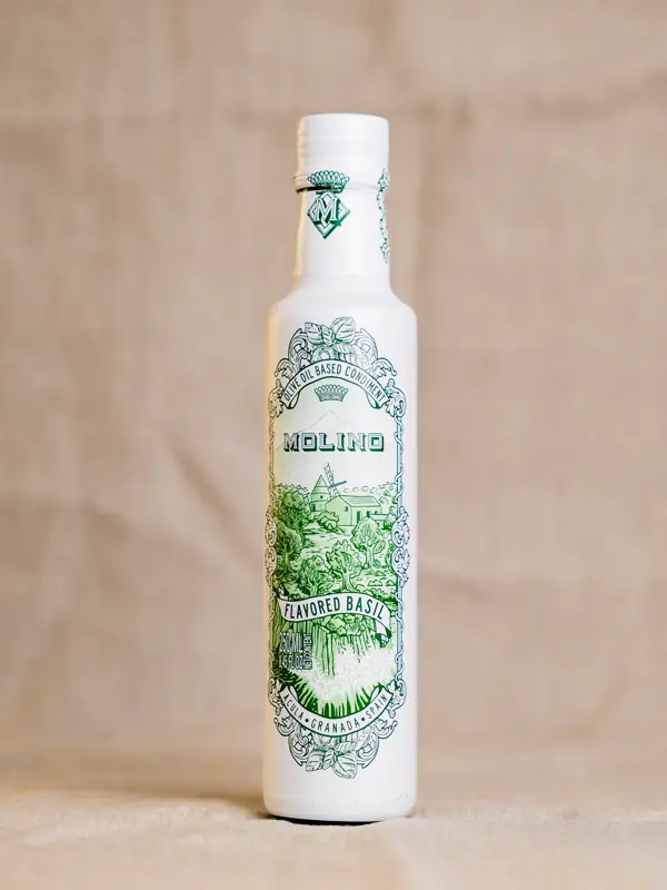 Flaske med Molino olivenolje med basilikum (250 ml) – elegant design og frisk smak av naturlig basilikum. Ideell til salater, pasta, pizza og grønnsaker.