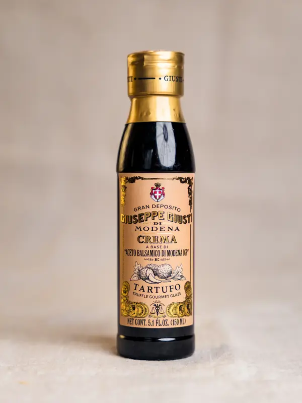 Flaske med Giusti Crema di Balsamico Truffle (150 ml) – italiensk balsamicoglaze med trøffel. Ideell til kjøtt, ost, grønnsaker og desserter.