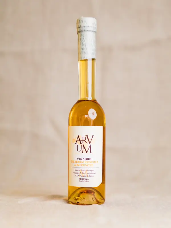 Flaske med ARVUM Muscat Sherry Reserva (250 ml) – gyllenbrun eddik lagret i eikefat. Halvsøt smak med toner av rosiner og plommer. Ideell til salater og desserter.