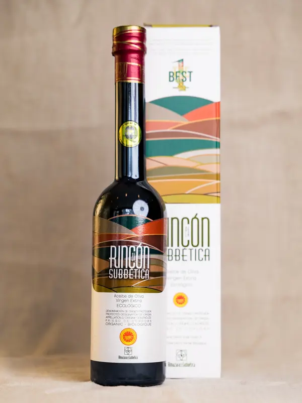 Mørk glassflaske med Rincón de la Subbética økologisk extra virgin olivenolje (500 ml) – prisvinnende spansk olivenolje med elegant etikett og beskyttende emballasje.