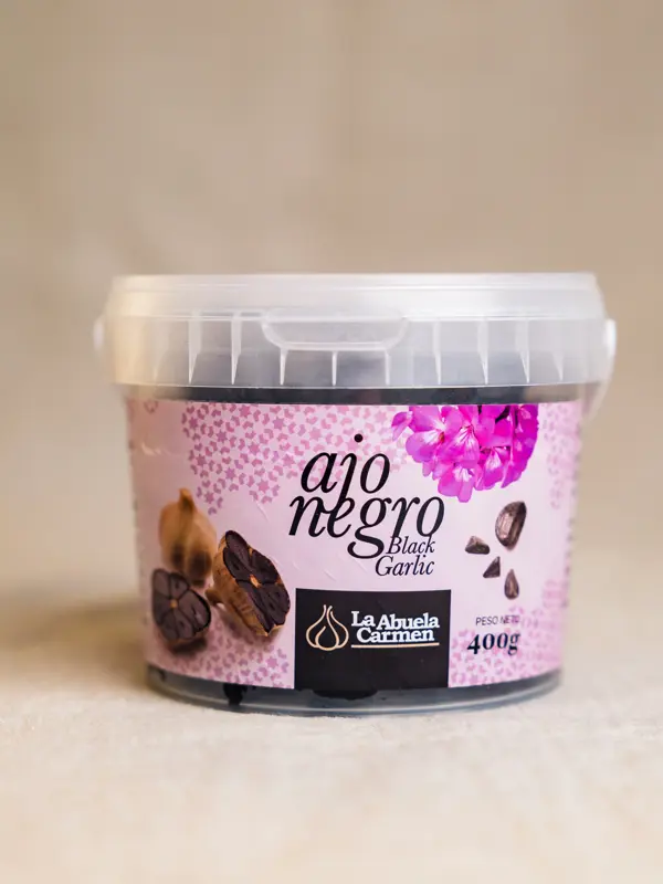 Boks med La Abuela Carmen Sort Hvitløk (400 g) – økologisk fermentert hvitløk med søt, mild smak og umami. Ideell til sauser, kjøtt, grønnsaker og desserter.