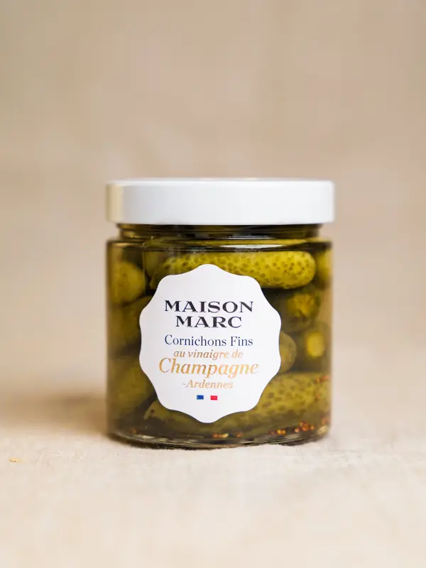 Glass med Maison Marc Cornichons Fins (210 g) – håndplukkede franske sylteagurker i champagne-eddik. Ideell til ost, paté og charcuterie.