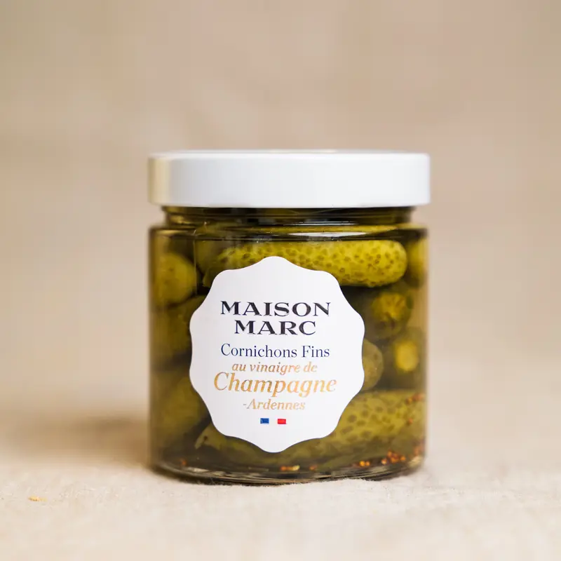 Glass med Maison Marc Cornichons Fins (210 g) – håndplukkede franske sylteagurker i champagne-eddik. Ideell til ost, paté og charcuterie.