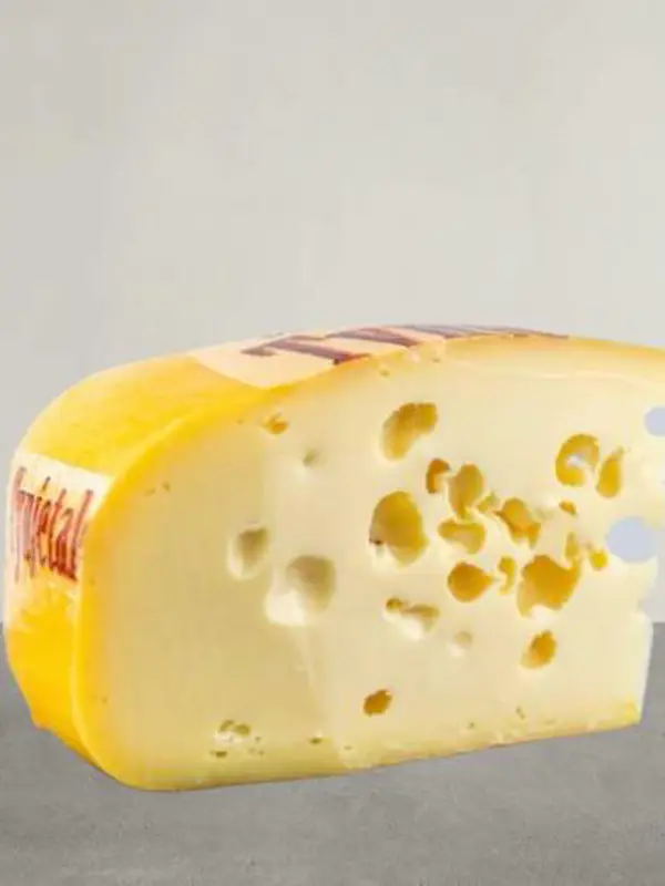 Maasdam Ost – Mild nederlandsk gourmetost med karakteristiske hull hos Pettersen & Co