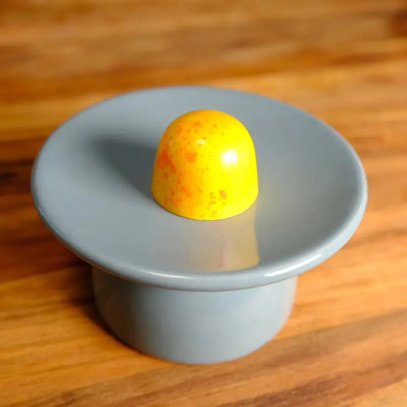 Håndlaget eggelikør-sjokolade på fat – Valrhona hvit sjokolade med gyllen glasur