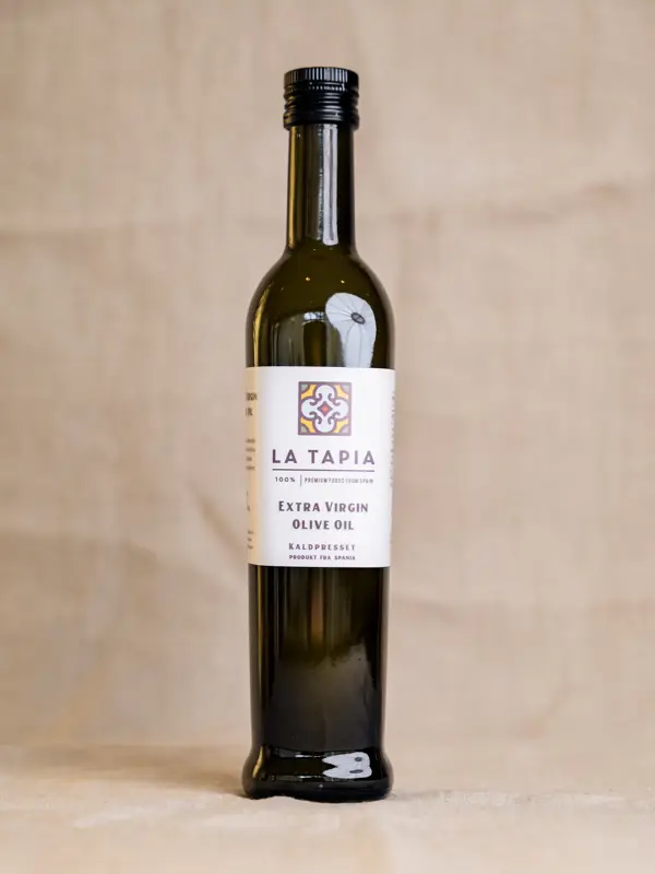 Flaske med La Tapia extra virgin olivenolje (500 ml) – elegant design og frisk smak av grønne epler og urter. Ideell til salater, brød og varme retter.