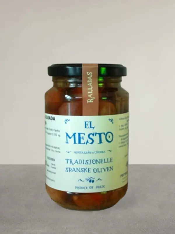 Et glass med El Mesto Ralladas oliven – rillede, grønne oliven fra Spania, kjent for sin naturlige smak og allsidige bruk i tapas, salater og varme retter.