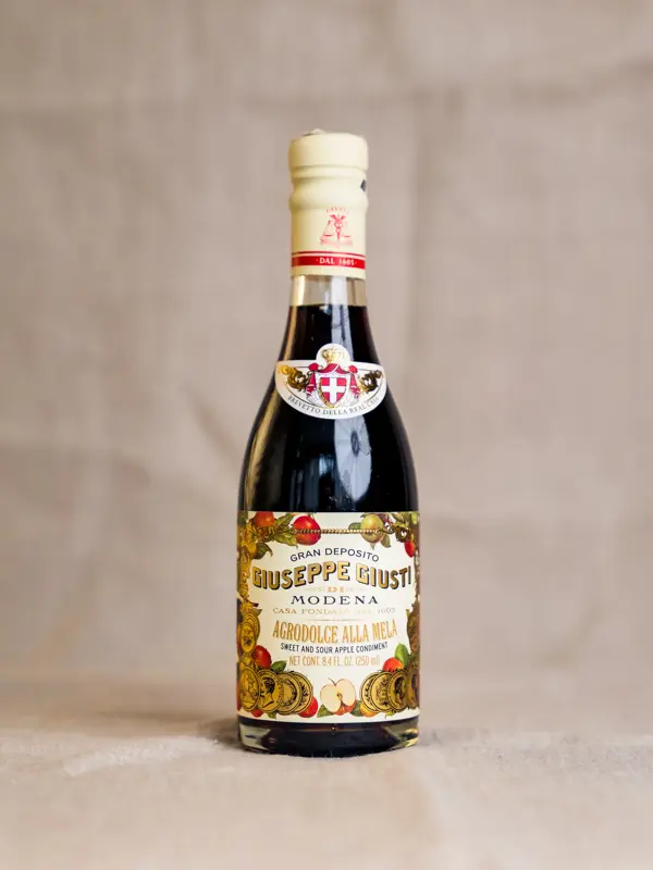 Flaske med Giusti Agrodolce alla Mela (250 ml) – italiensk frukteddik med eple. Ideell til salater, fisk, marinader og desserter.