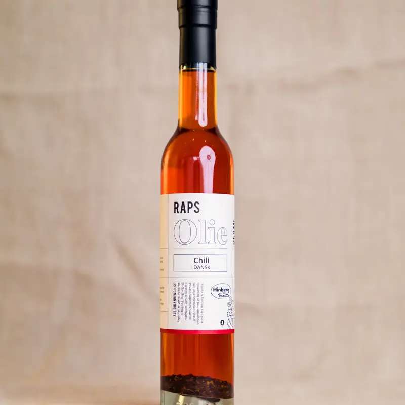 Flaske med Hinberg & Vanilla Rapsolje med Chili (250 ml) – elegant dansk kaldpresset olje med balansert chilismak. Ideell til salater og marinader.