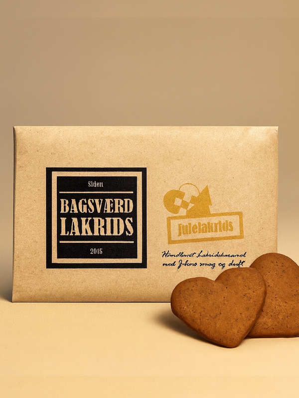 Bagsværd Julelakrids i brun emballasje med to hjerteformede pepperkaker foran – håndlaget lakriskaramell med smak av jul