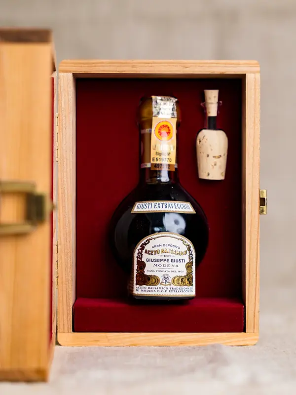 Flaske med Giusti Balsamico Tradizionale Extra Vecchio (100 ml) i eksklusiv treeske – italiensk eddik lagret i 25 år. Ideell til ost, kjøtt og desserter.
