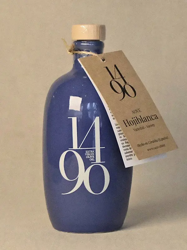 👉 1490 Hojiblanca – økologisk extra virgin olivenolje i blå håndlaget porselensflaske fra Córdoba, Spania.