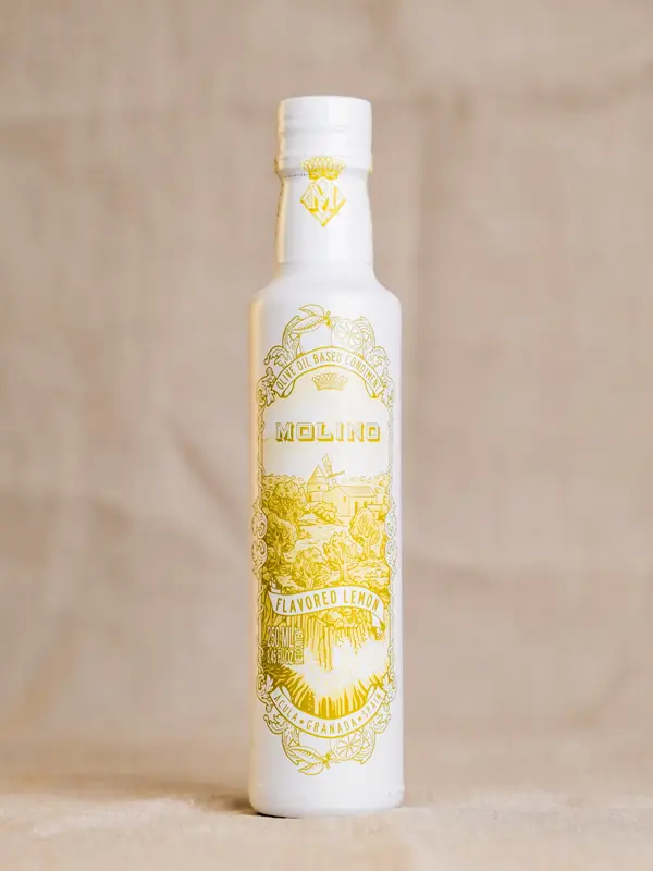 Flaske med Molino olivenolje med sitron (250 ml) – elegant design og frisk smak av naturlig sitrus. Ideell til salater, fisk og grønnsaker.